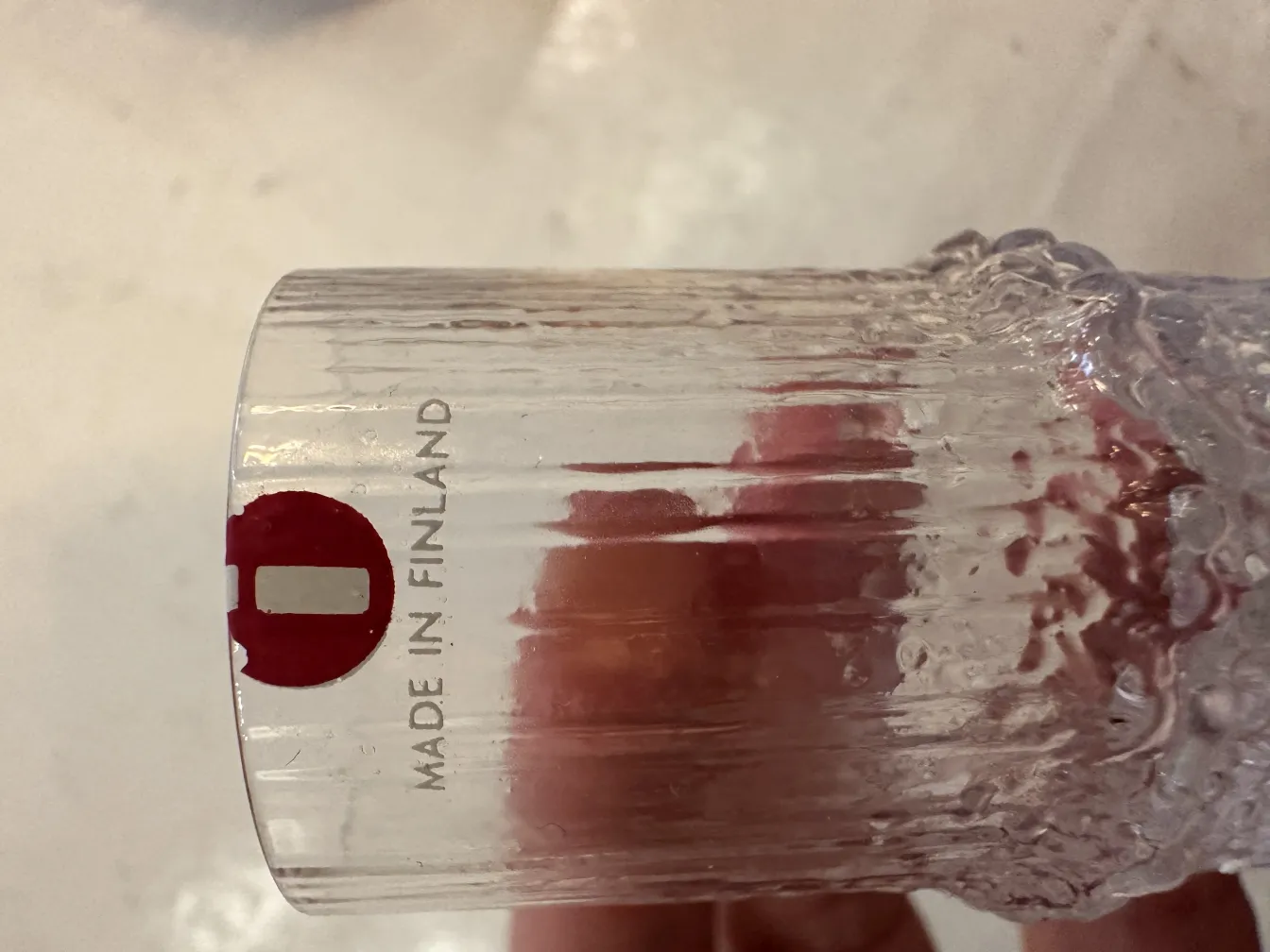 six verres tapio wirkkala avec un design distinctif dans un environnement lumineux