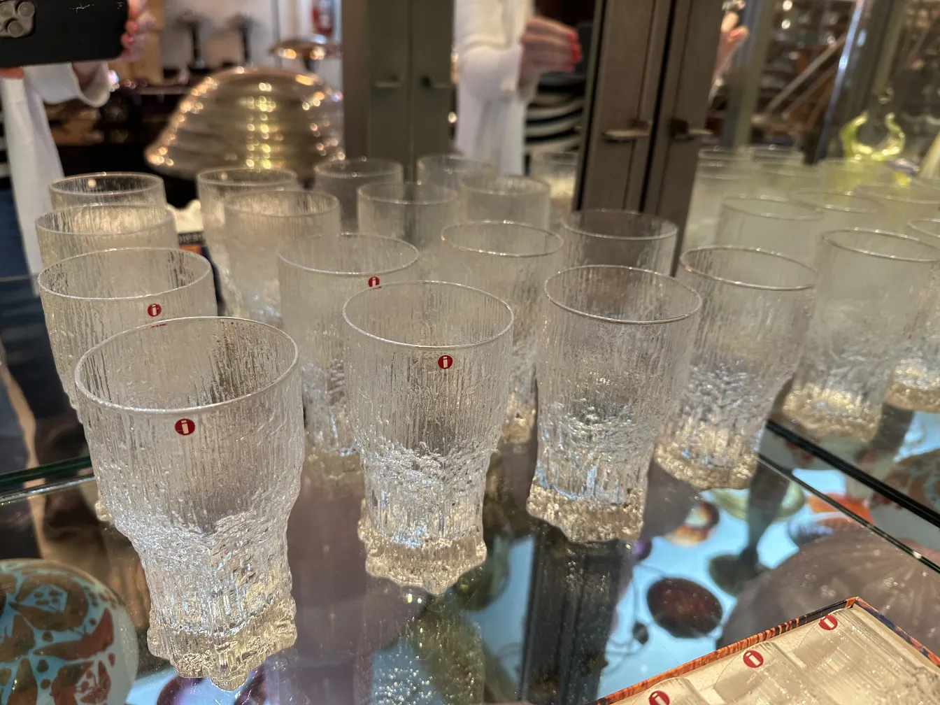 six verres anciens de Tapio Wirkkala, texturés et détaillés
