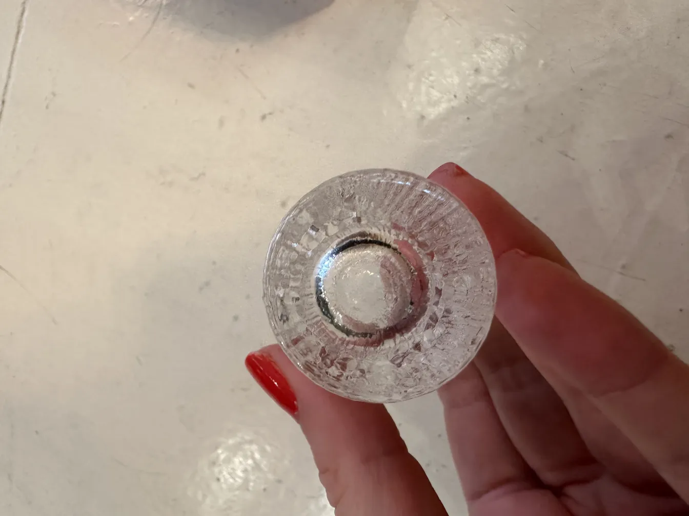 손에 쥐어진 6개의 오래된 타피오 위르칼라 유리잔의 위에서 본 전경, 밝은 배경.