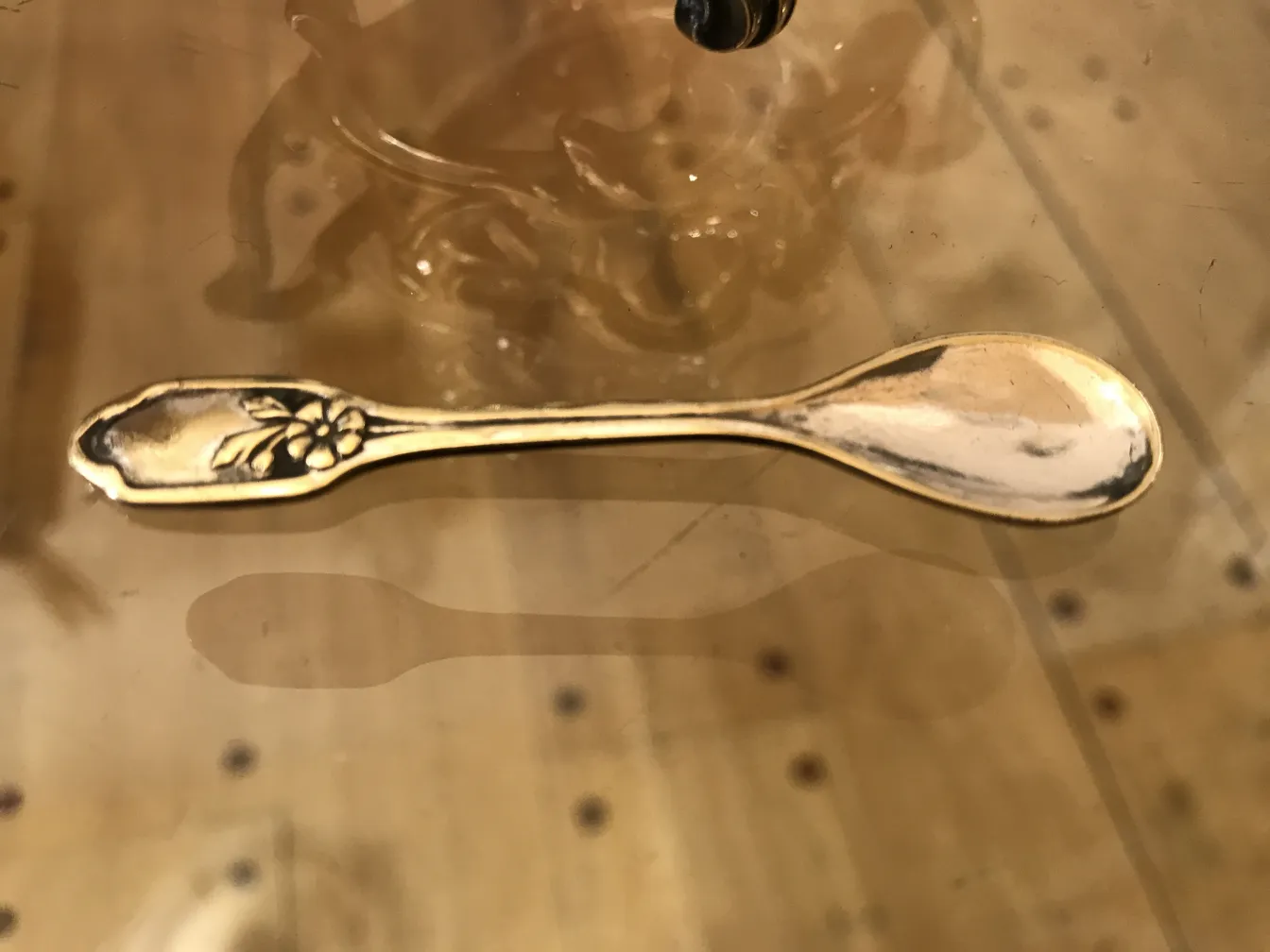 Salz- und Pfefferstreuer WMF mit antikem dekorativem Design auf einem Tisch