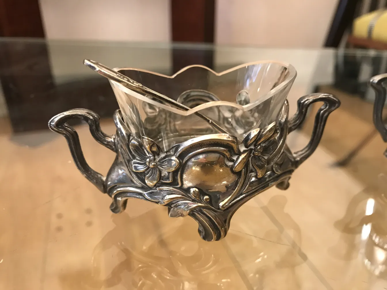 Antiker Salz- und Pfefferstreuer WMF mit floralem Design und dekorativen Griffen.