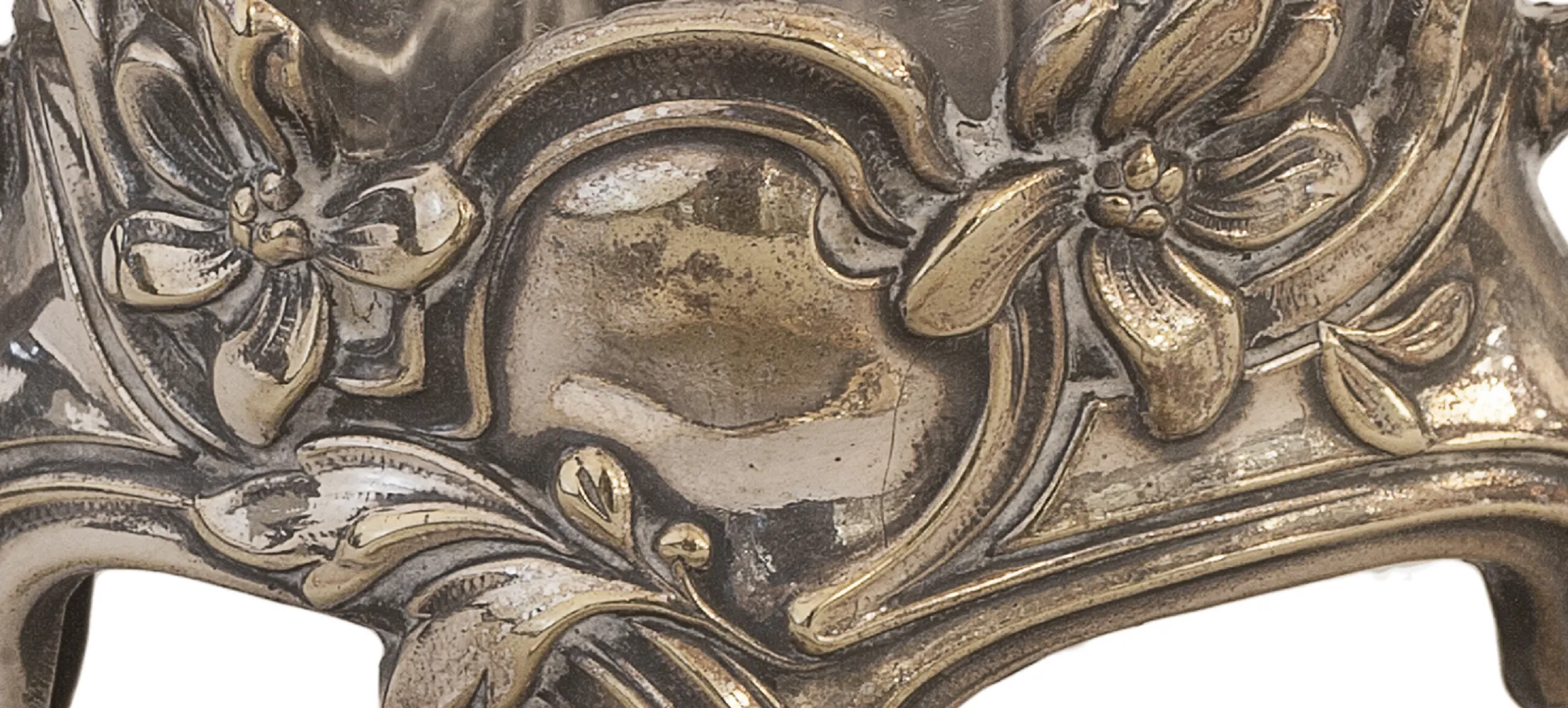 Saliera e pepiera antiche WMF con intricato design floreale.