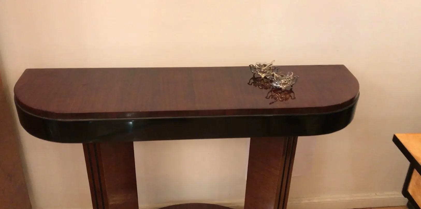 salière et poivrière anciennes WMF sur une table en bois, décoratives