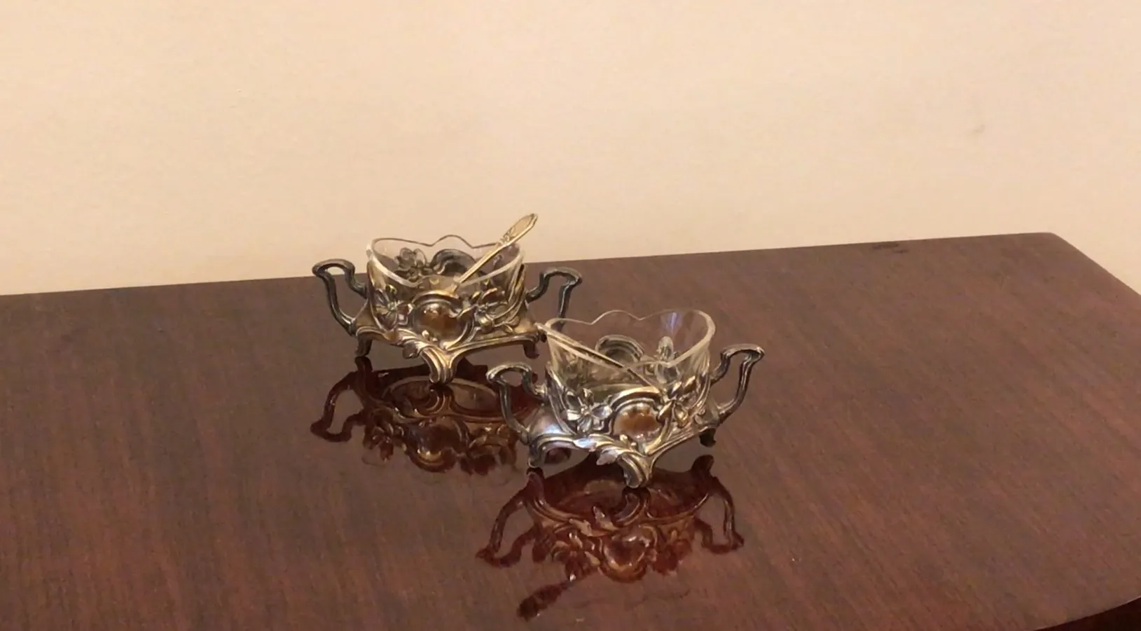 Antigo saleiro e pimenteiro WMF com design floral, transparente e decorativo.