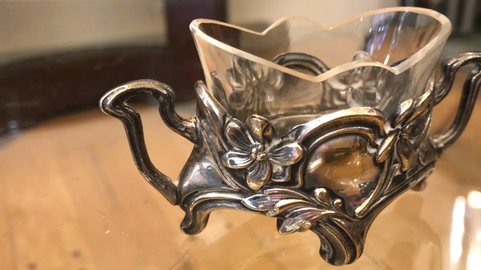 고전적인 소금과 후추통 WMF, 꽃무늬 금속 디테일과 물결 모양의 가장자리가 있습니다.