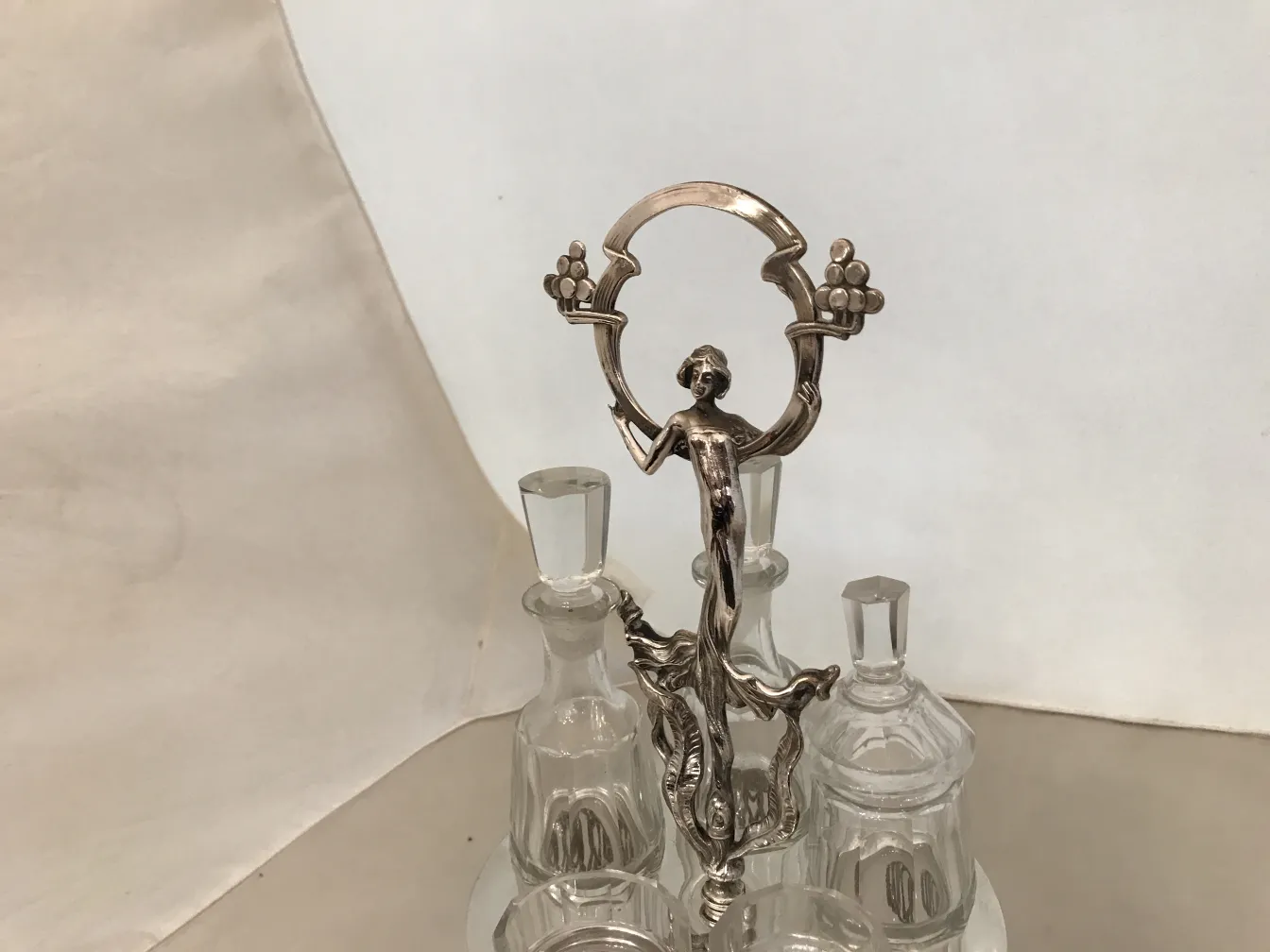 antico set di sale e pepe con supporto decorativo.