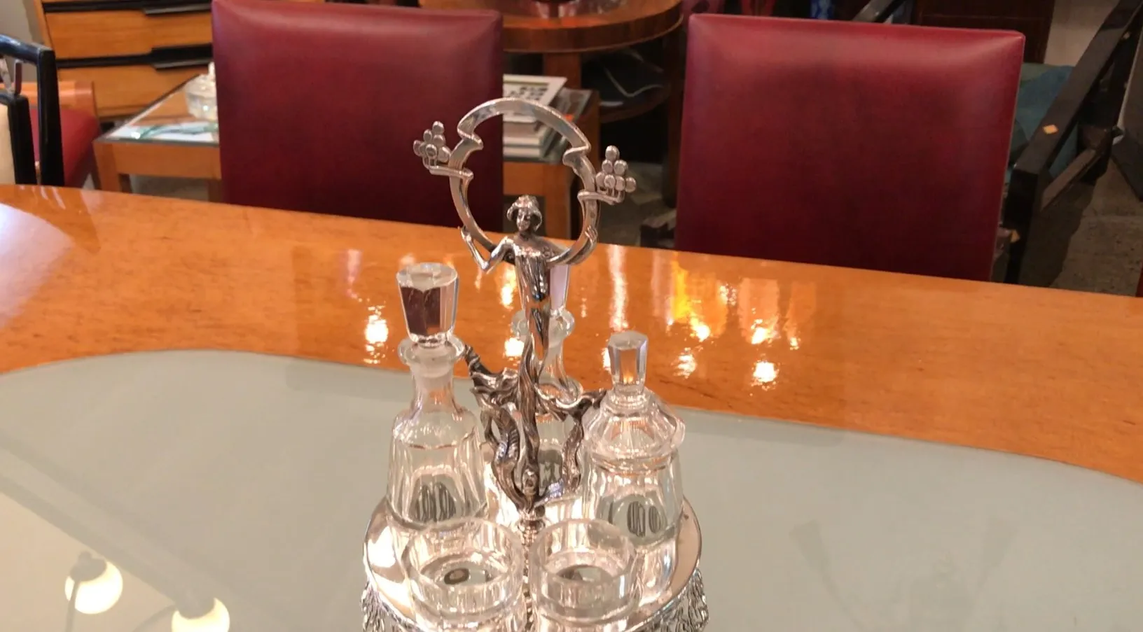 Conjunto antiguo de salero, pimentero, aceite y vinagre con figura decorativa.