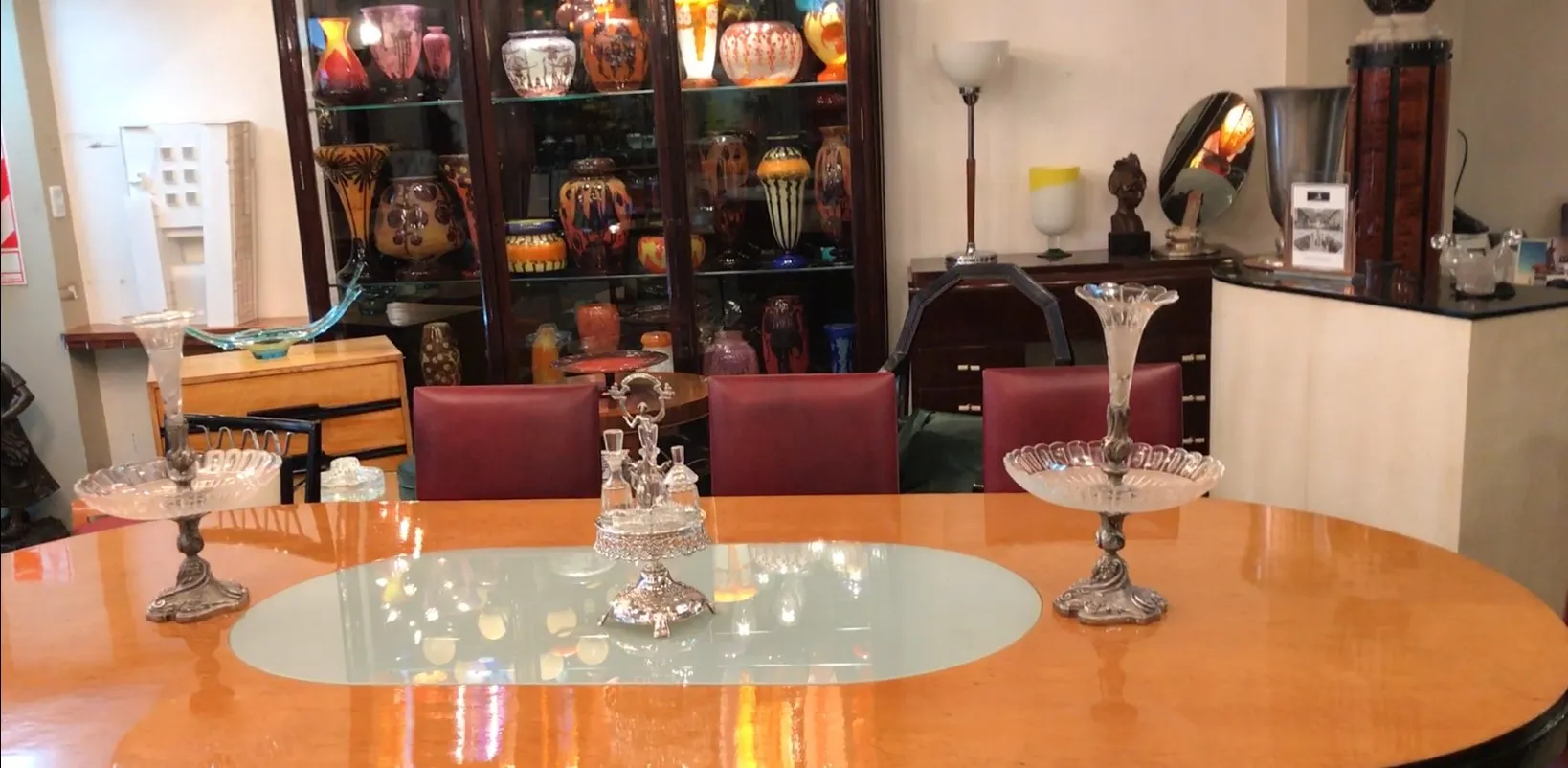 Антикварный набор солонки, перечницы, масла и уксуса от WMF, с тонкими деталями на заднем плане.