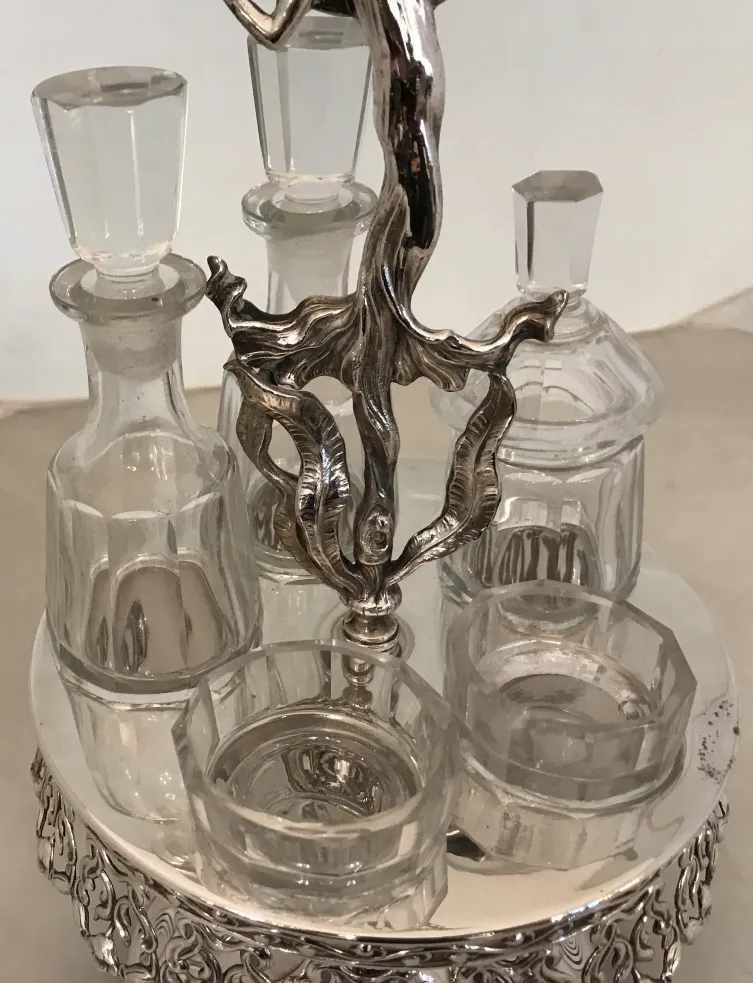 Juego antiguo de salero y pimentero con soporte, decorativo.