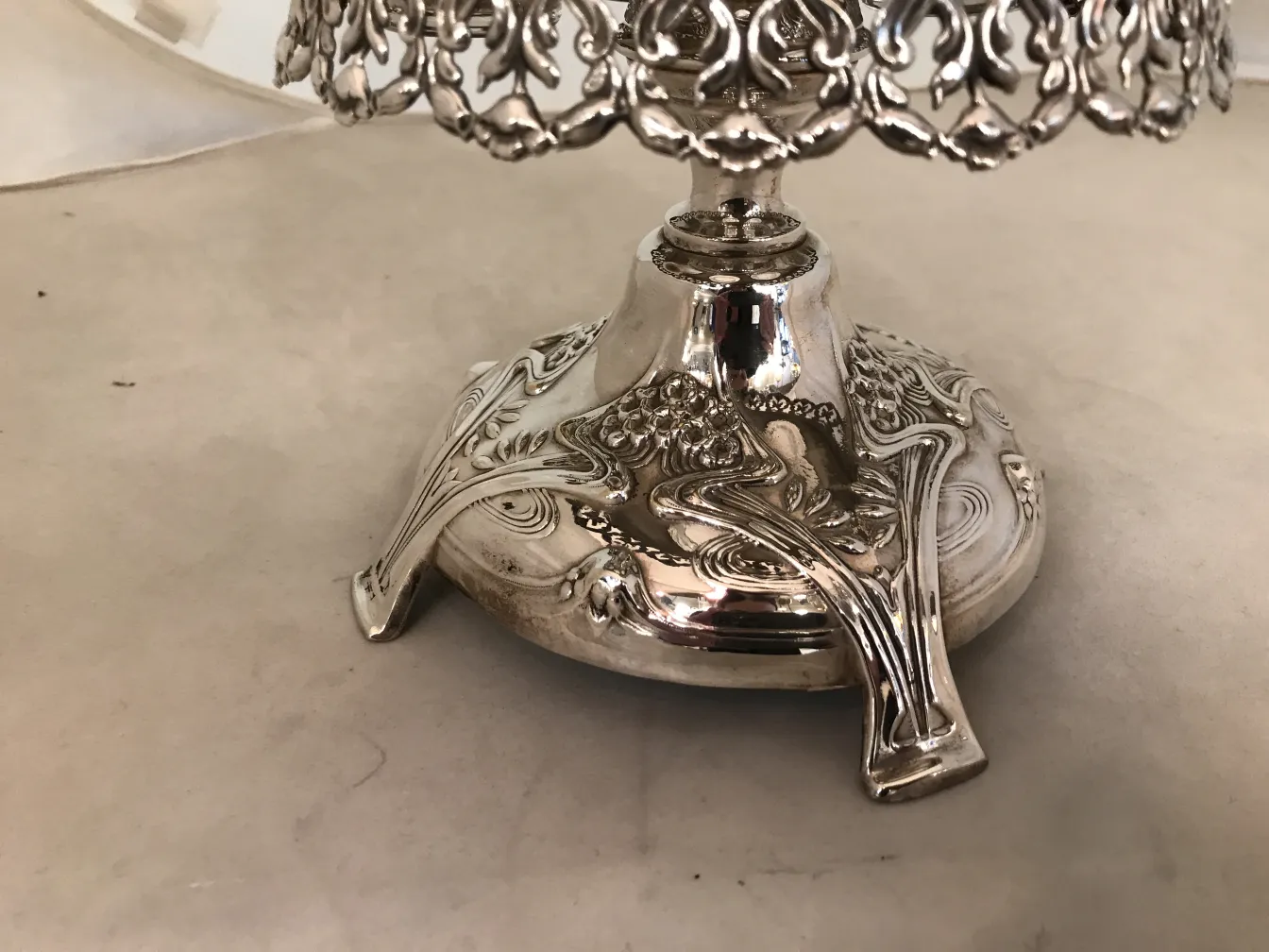 Salero y pimentero antiguos, con aceite y vinagre, diseño elegante.