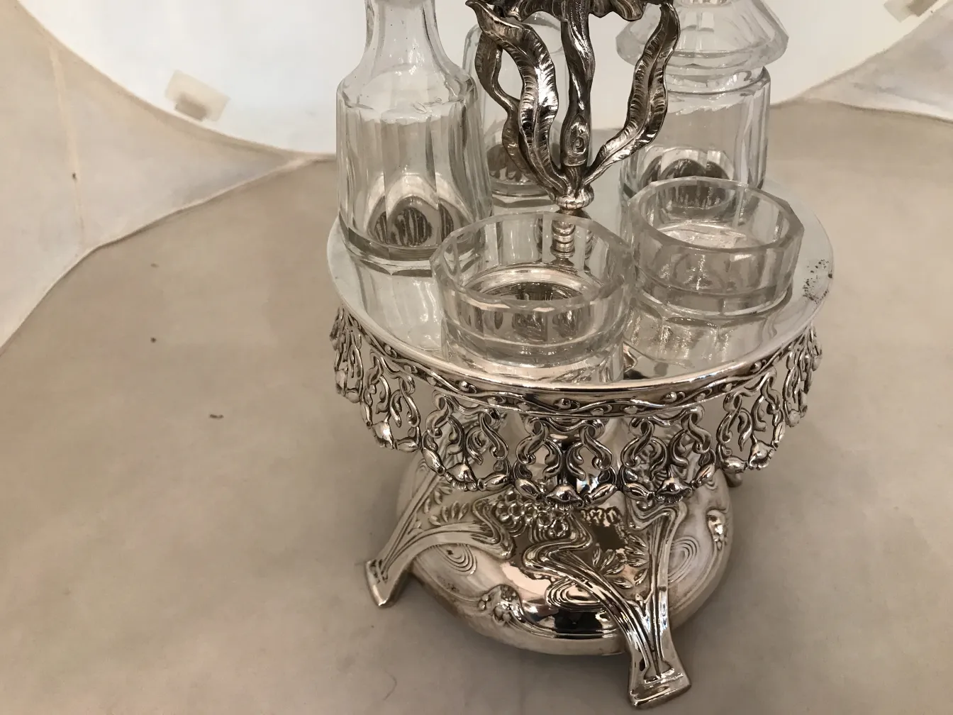 Conjunto antiguo de salero y pimentero con aceite y vinagre.