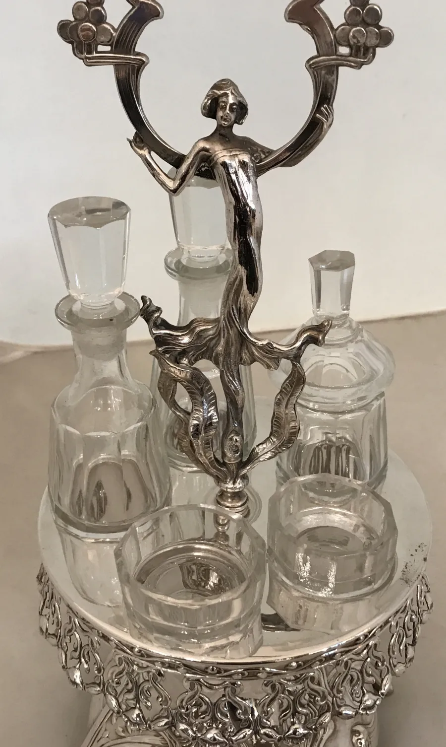 Ensemble ancien de salière, poivrière, huile et vinaigre WMF avec un design élégant