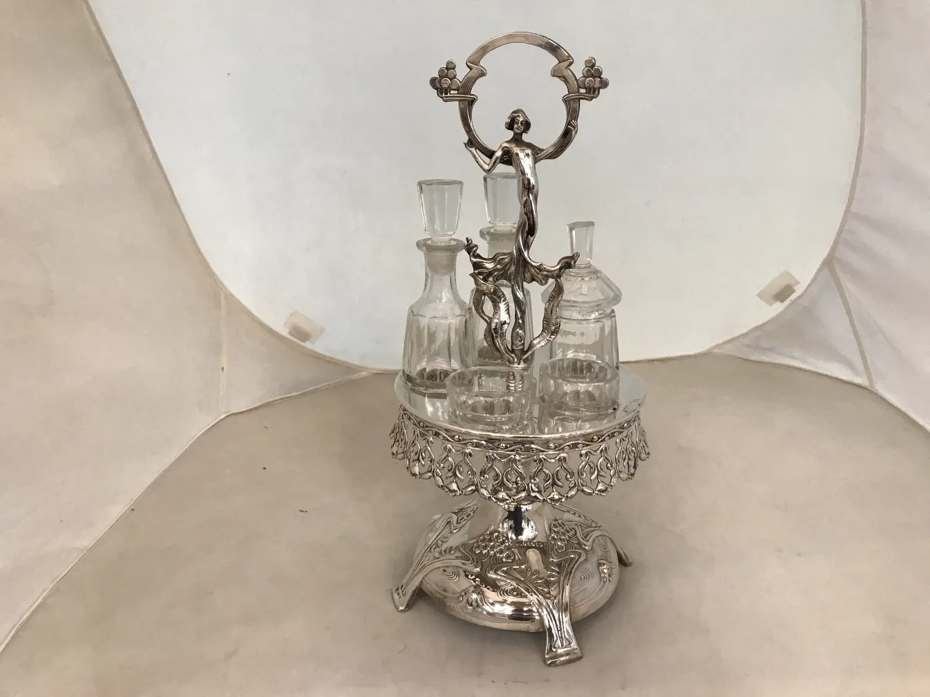 مجموعة مملحة ومبهرة قديمة مع زيت وخل.