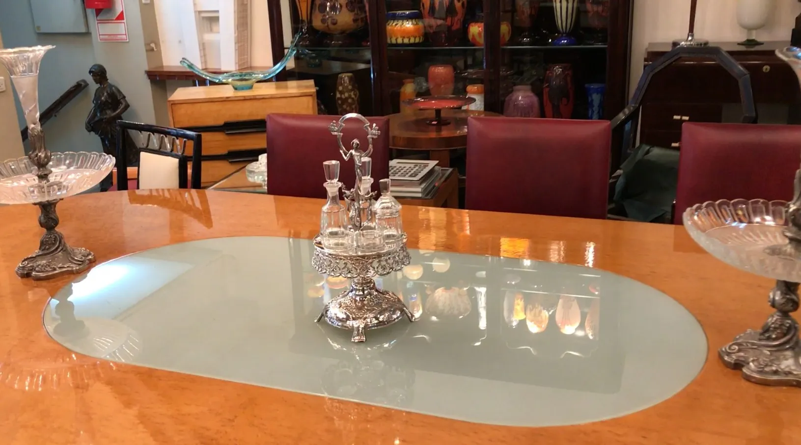 مجموعة قديمة من مملحة، مبهرة، زيت وخل WMF على طاولة زجاجية.