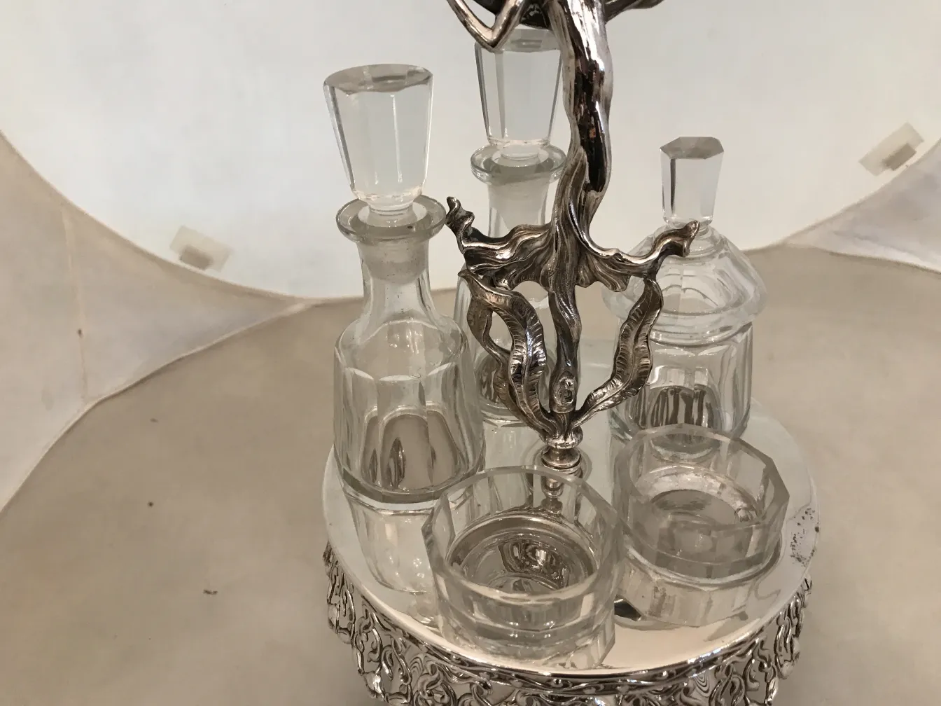 Set di saliera, pepiera, olio e aceto con design raffinato.