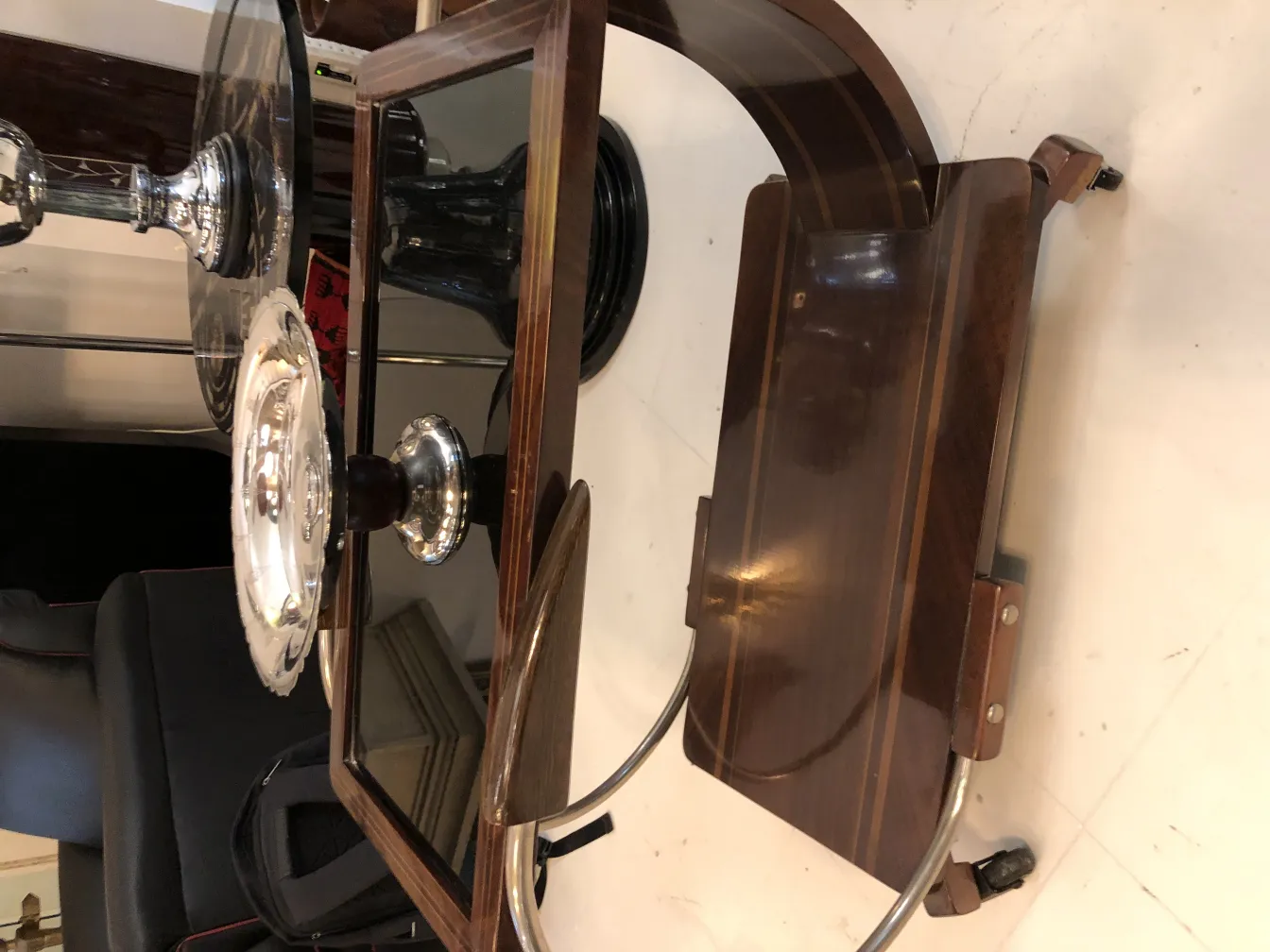 Prato de massas antigo com pedestal e detalhes