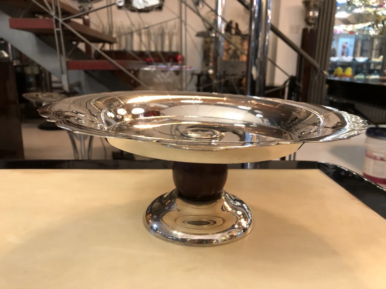 Prato de massas antigo com superfície brilhante e decorações sutis