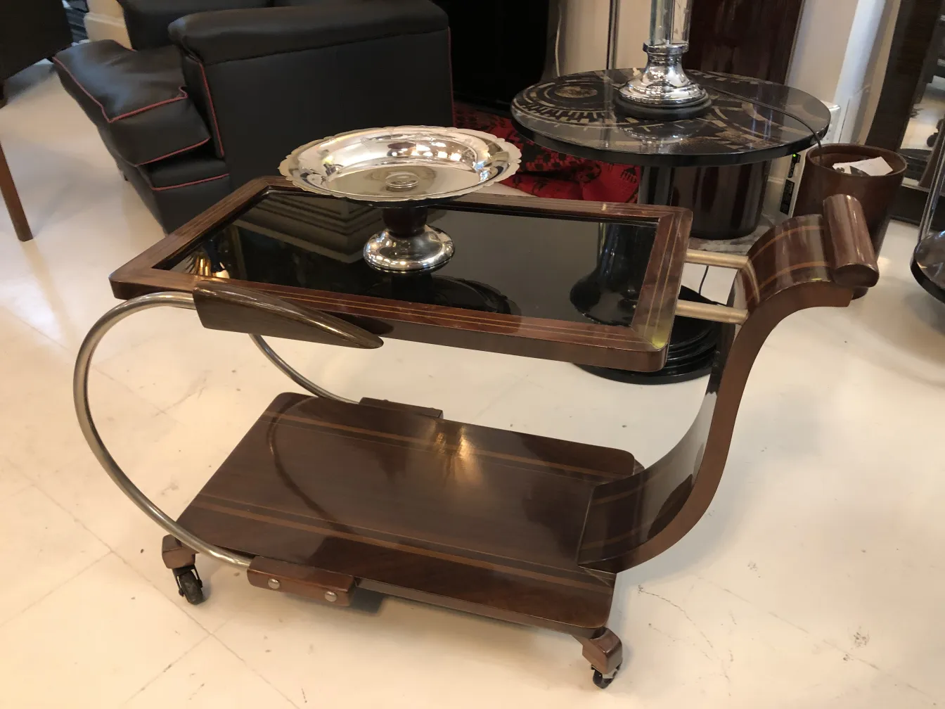 plat ancien à pâtisserie sur un chariot de service