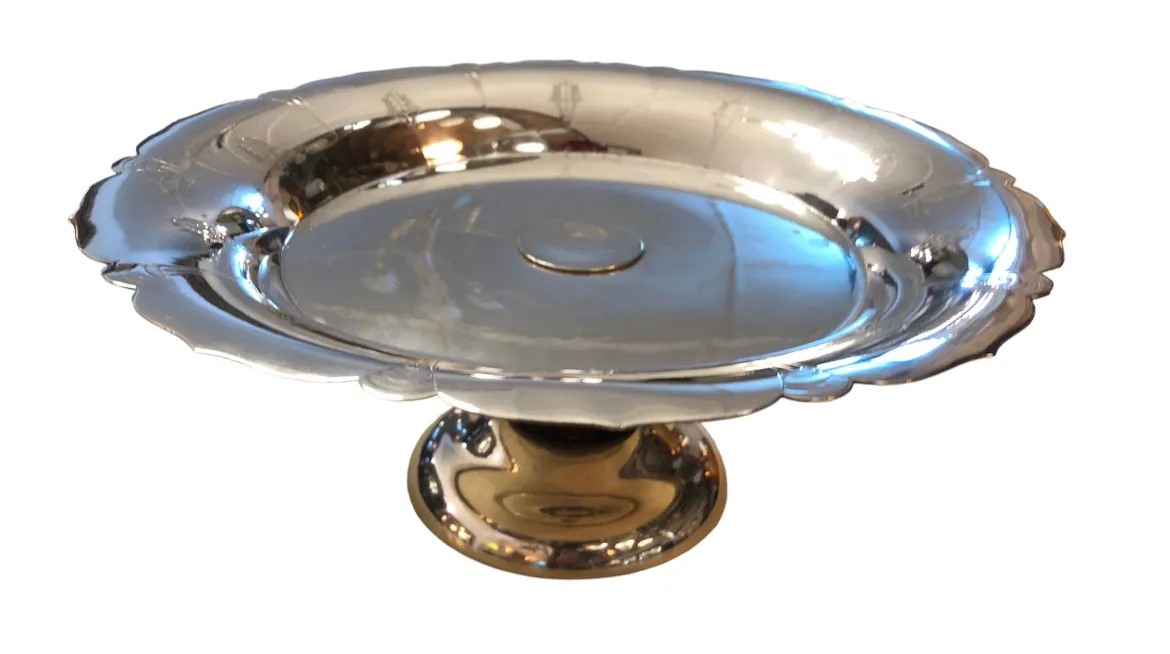 Piatto da dolci antico con design elegante e base