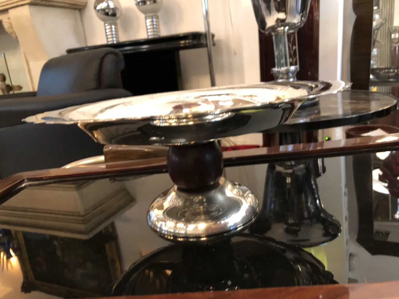 plato de masas antiguo con pie decorativo en un entorno elegante