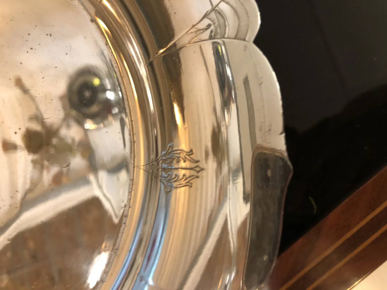 Antiker Kuchenteller mit kompliziertem Design und Umgebung.