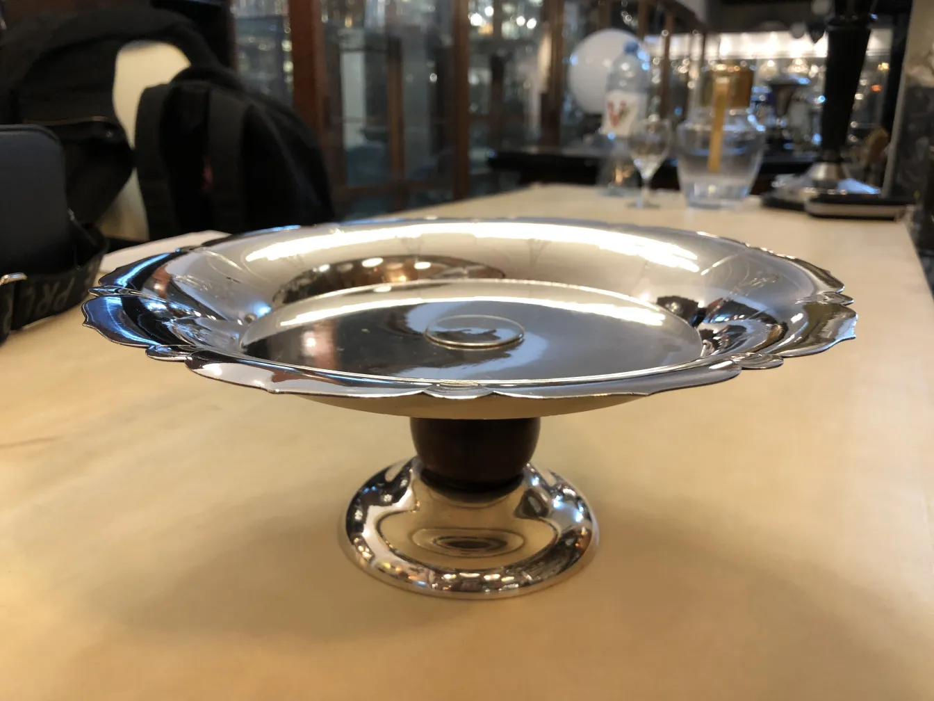 Plat ancien décoratif pour présenter des pâtisseries dans un environnement élégant.