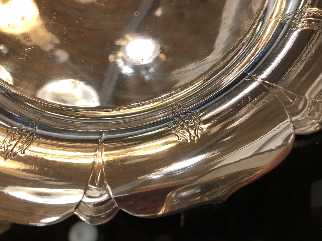 古董糕点盘，边缘有装饰细节。