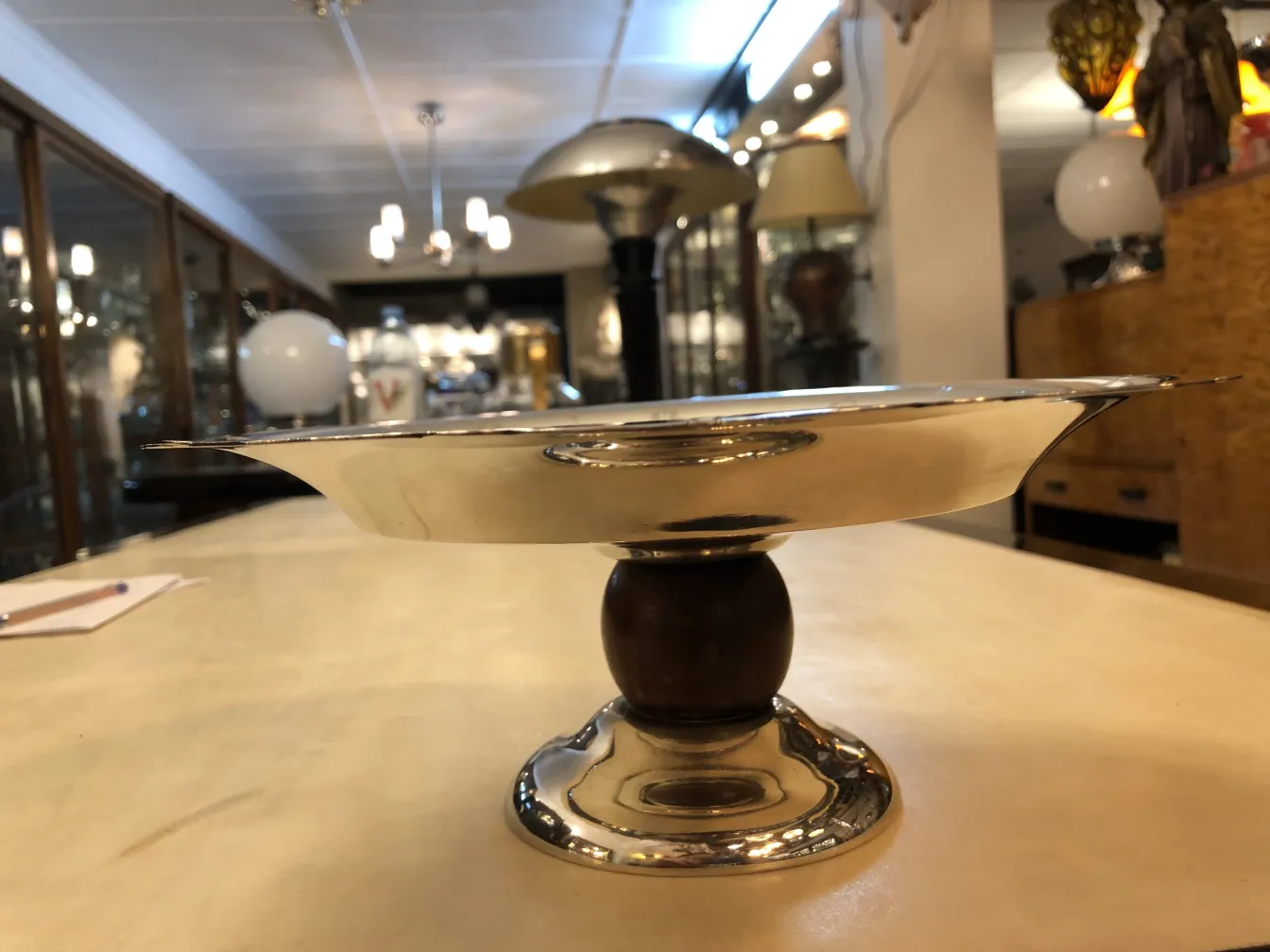 plato de masas antiguo de diseño elegante, con pedestal, en un ambiente acogedor