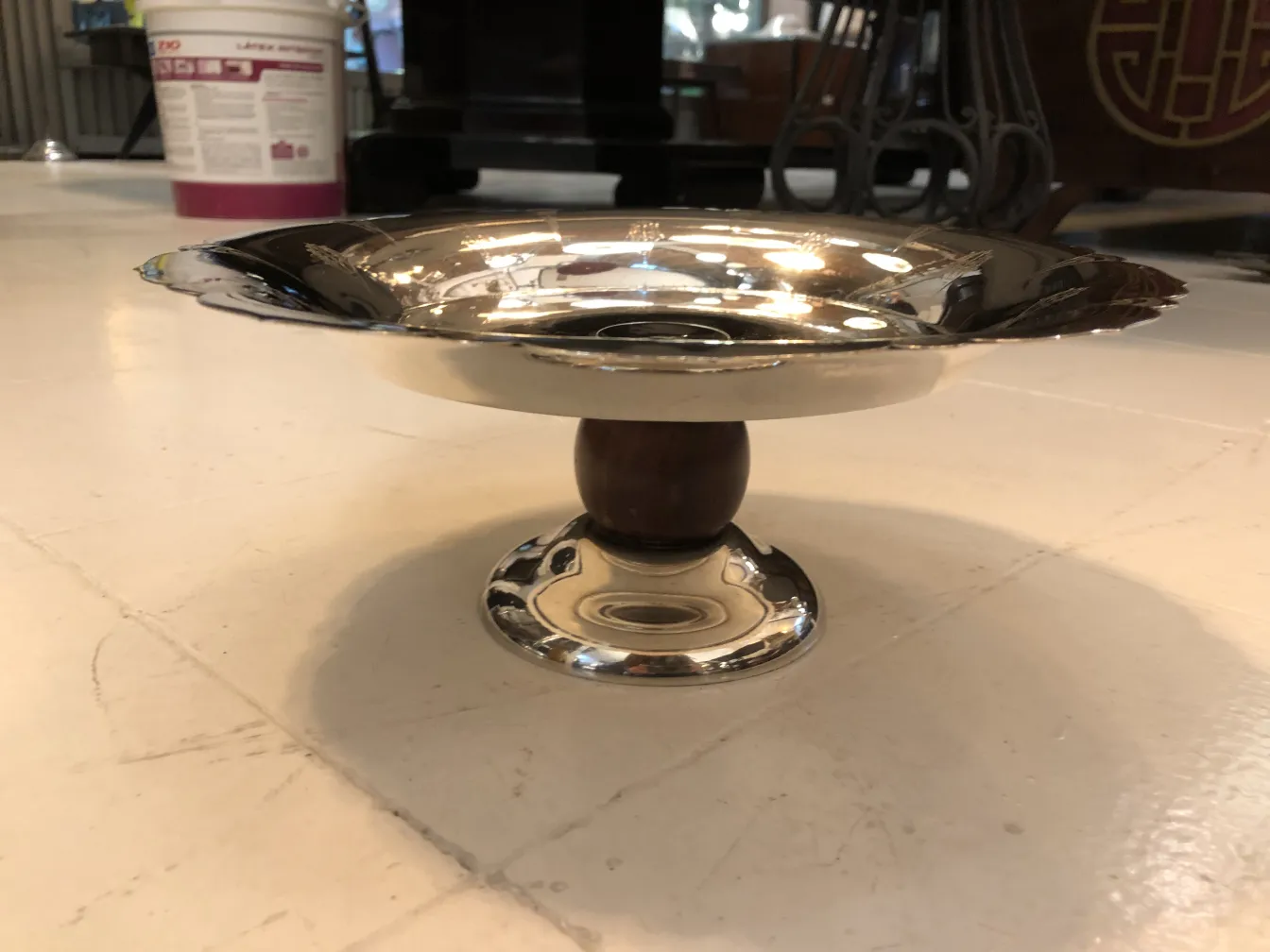 طبق-معجنات-قديم-مع-قاعدة-في-بيئة-زخرفية