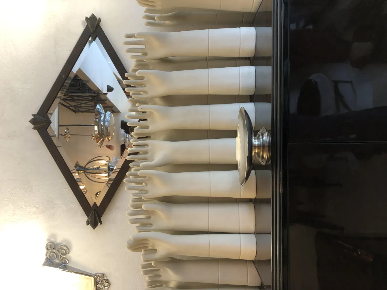 plato de masas antiguo con fondo iluminado, decoración elegante