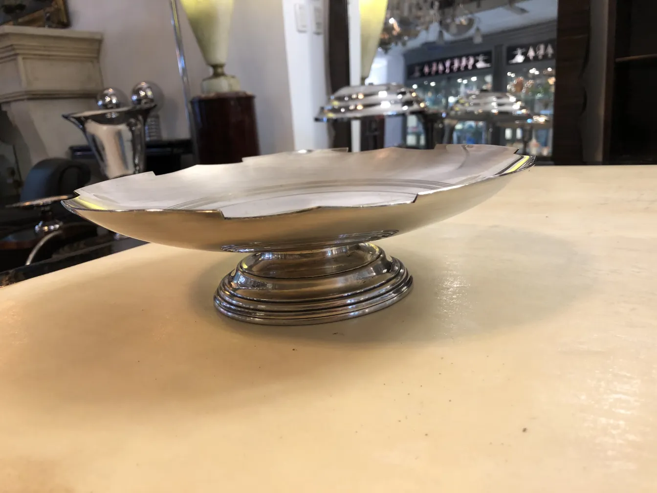 Plato antiguo de masas con diseño elegante y base.