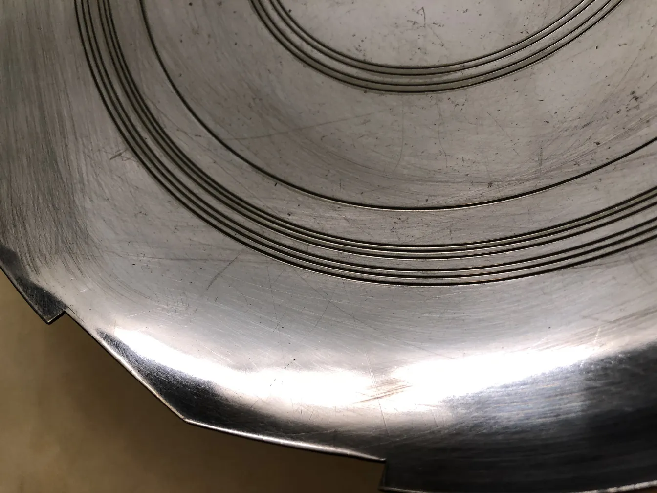 Plato de masas antiguo con diseño circular y detalles simples