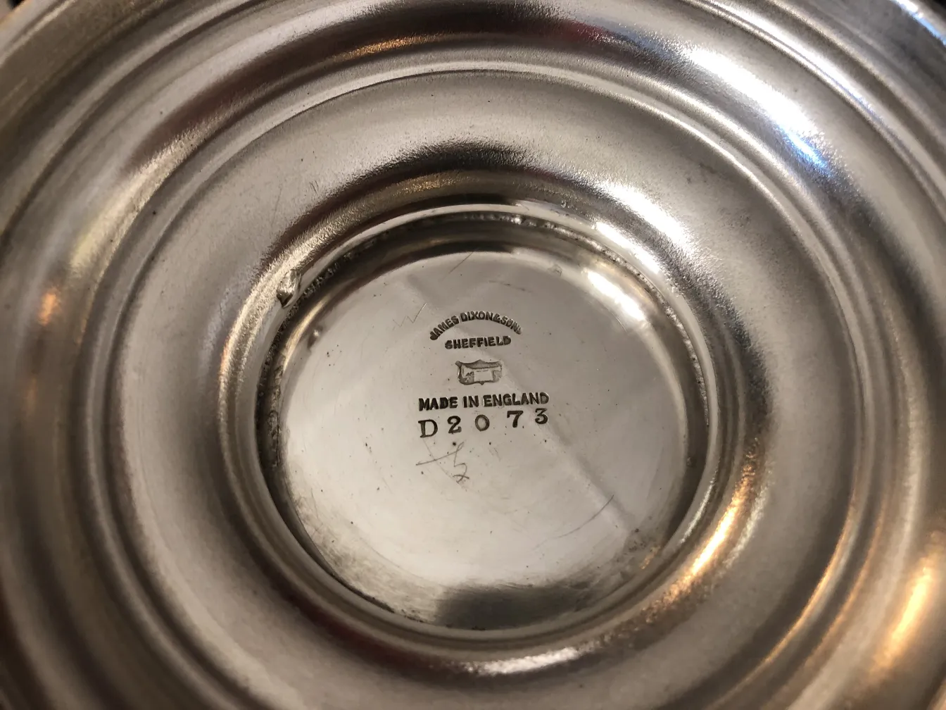 装飾的なディテールを持つ古代ケーキ皿