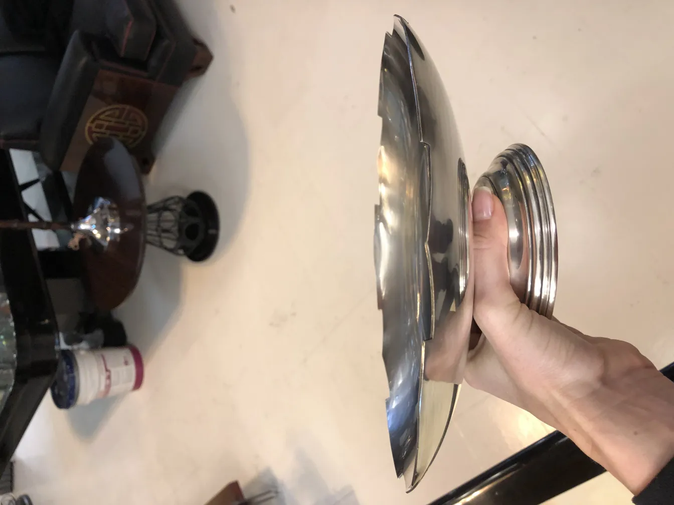 Plato de masas antiguo, forma elegante, ambiente vintage