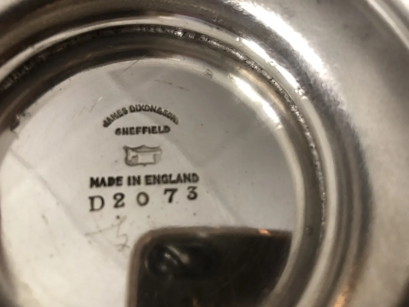 古いケーキ皿の底に装飾的なディテール。