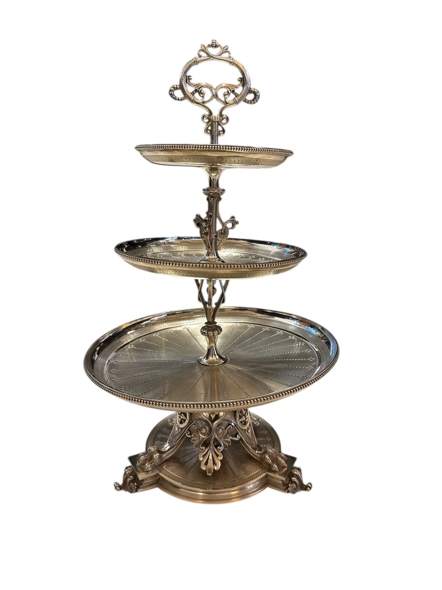 Plato de masas antiguo con soporte decorativo