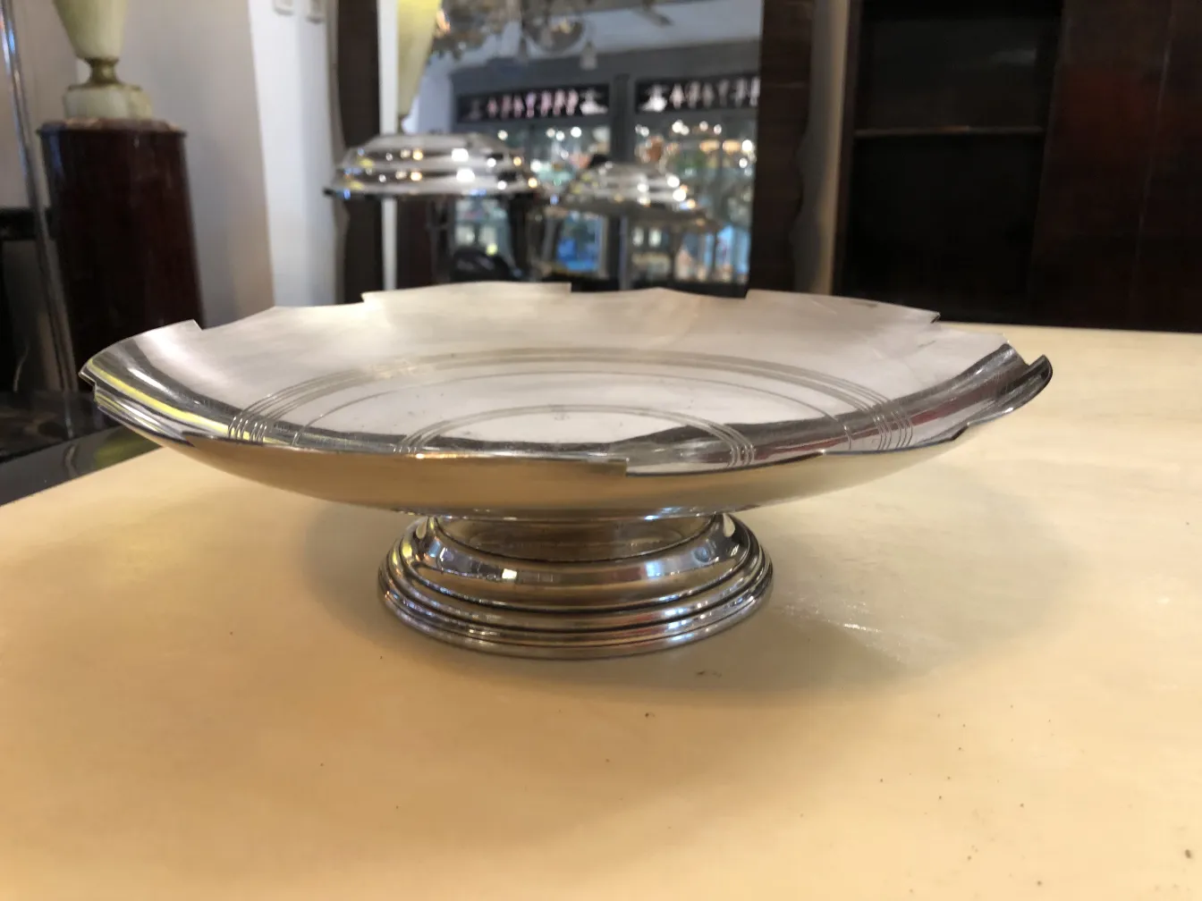 Piatto da dolci antico con forma rotonda e base elegante.