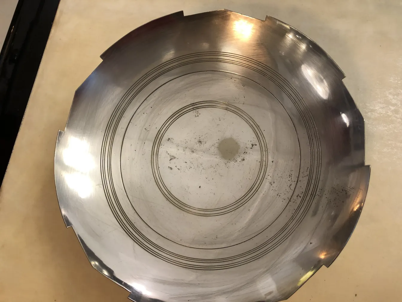 piatto da dolci antico con design circolare