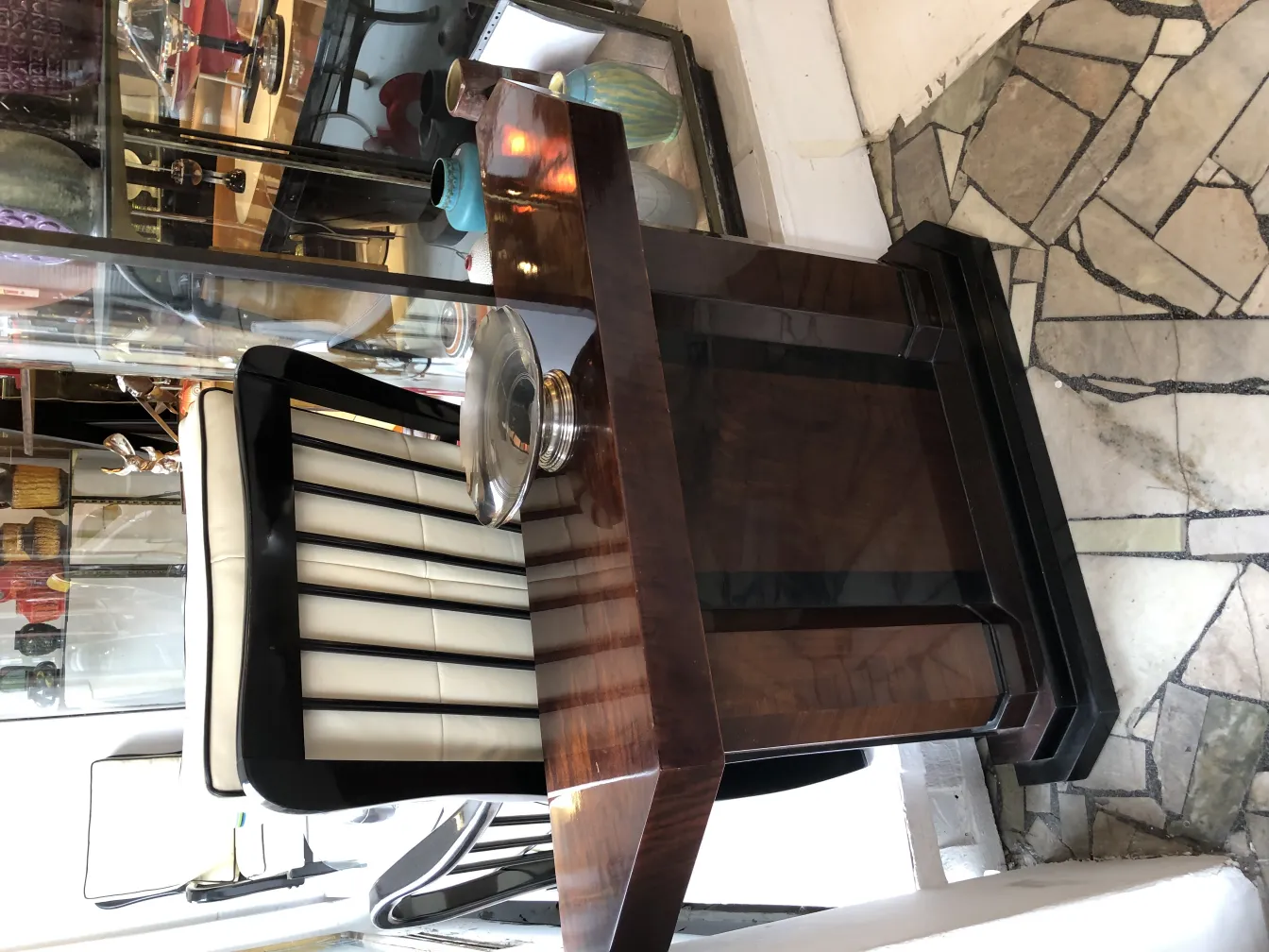 装飾的な環境にあるエレガントな古いケーキ皿