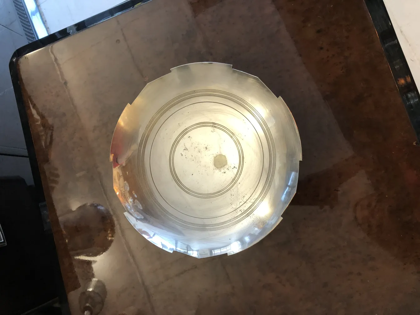 plato antiguo de masas con diseño circular y bordes.