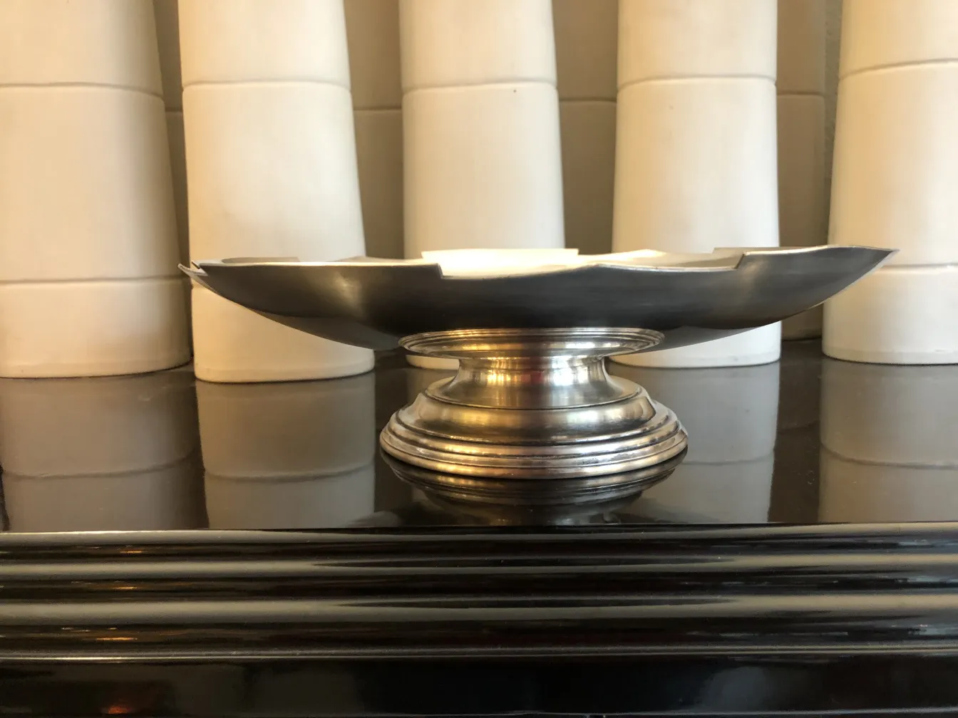 plat à pâtisserie ancien avec base décorative, fond sombre