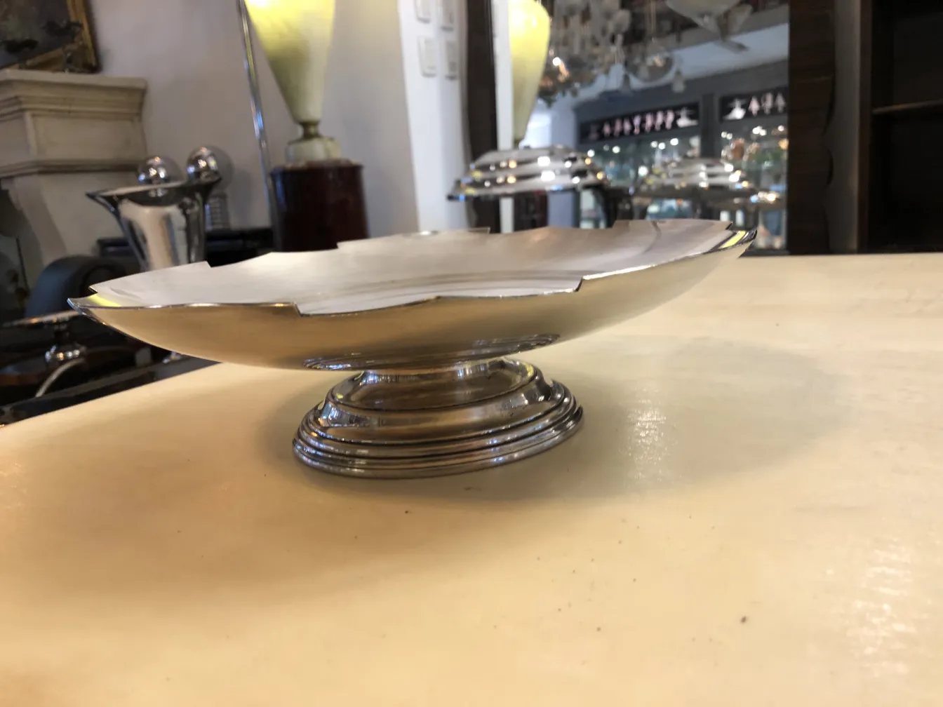 Ancien plat à pâtisserie avec bord décoratif, style élégant.