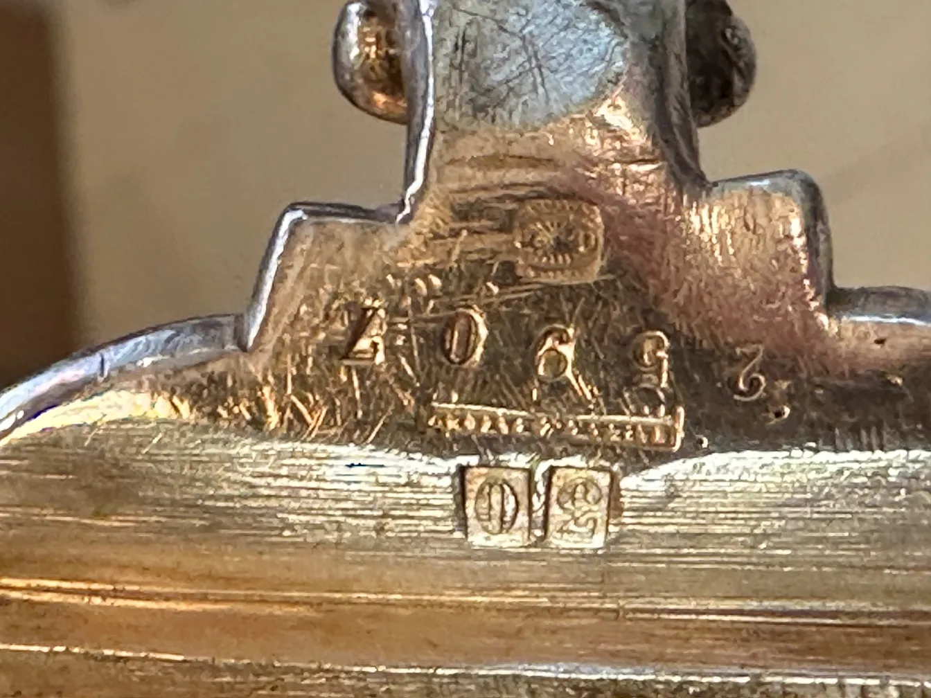 Antiker Kuchenteller mit gravierten Details