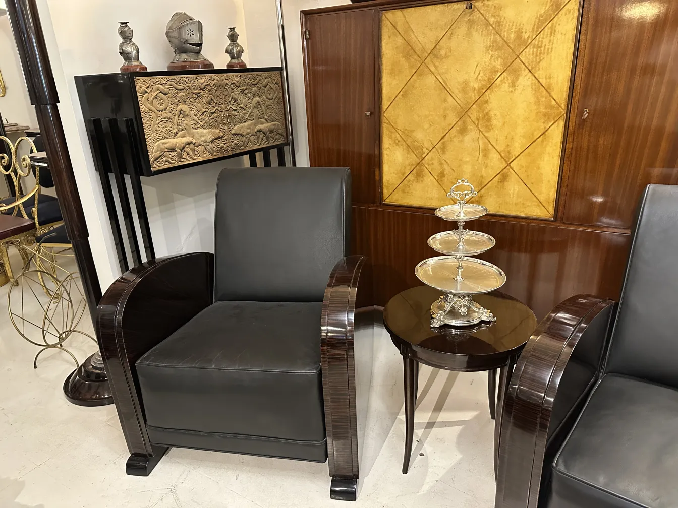 पुराना पेस्ट्री प्लेट सुंदर मेज पर