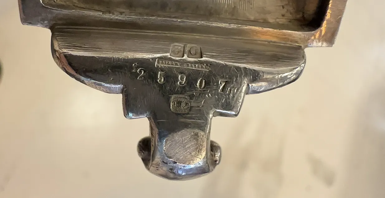 Antiker Kuchenteller mit dekorativen Details und Patina