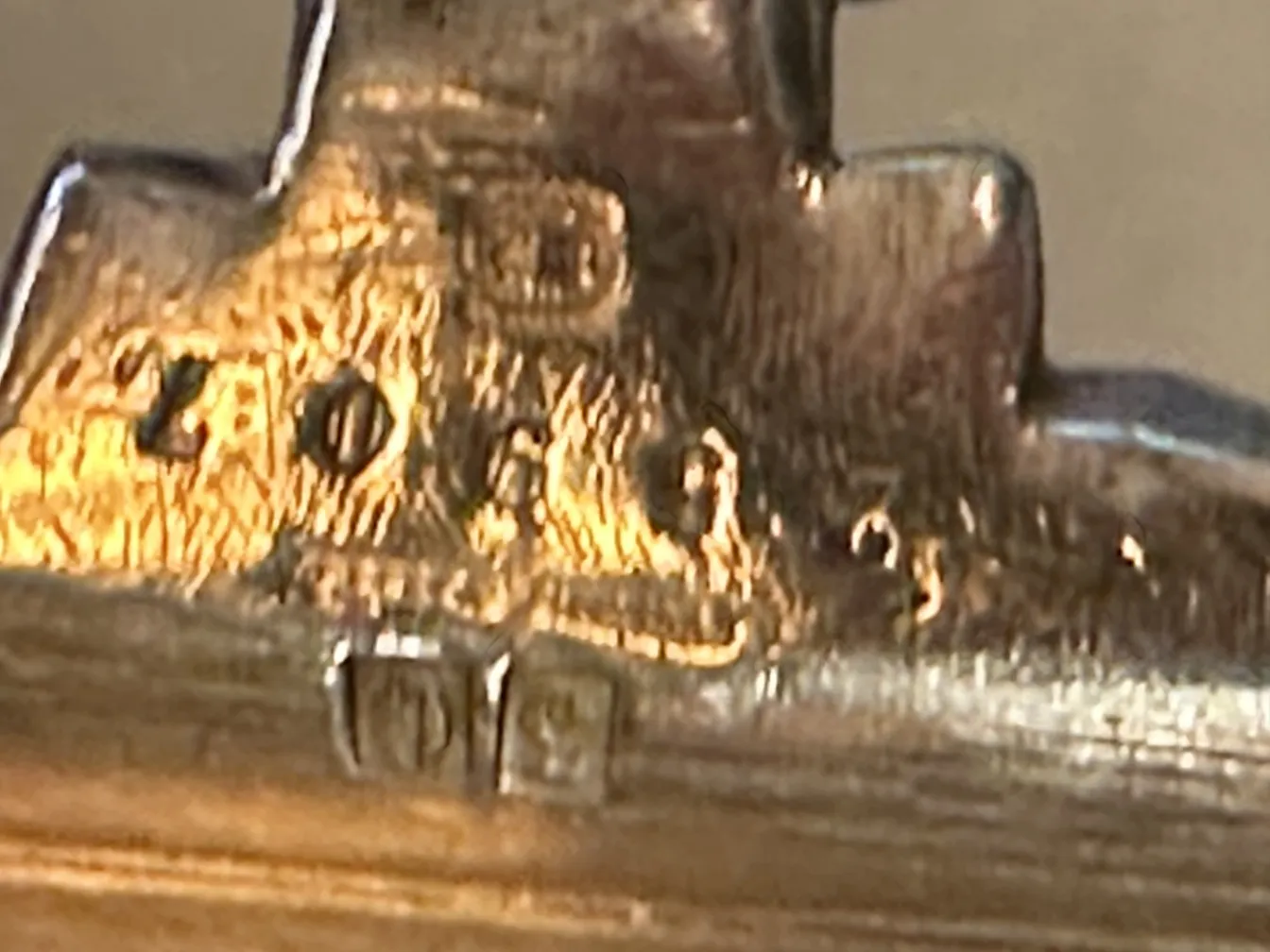 Prato de massas antigo com detalhes intrincados.