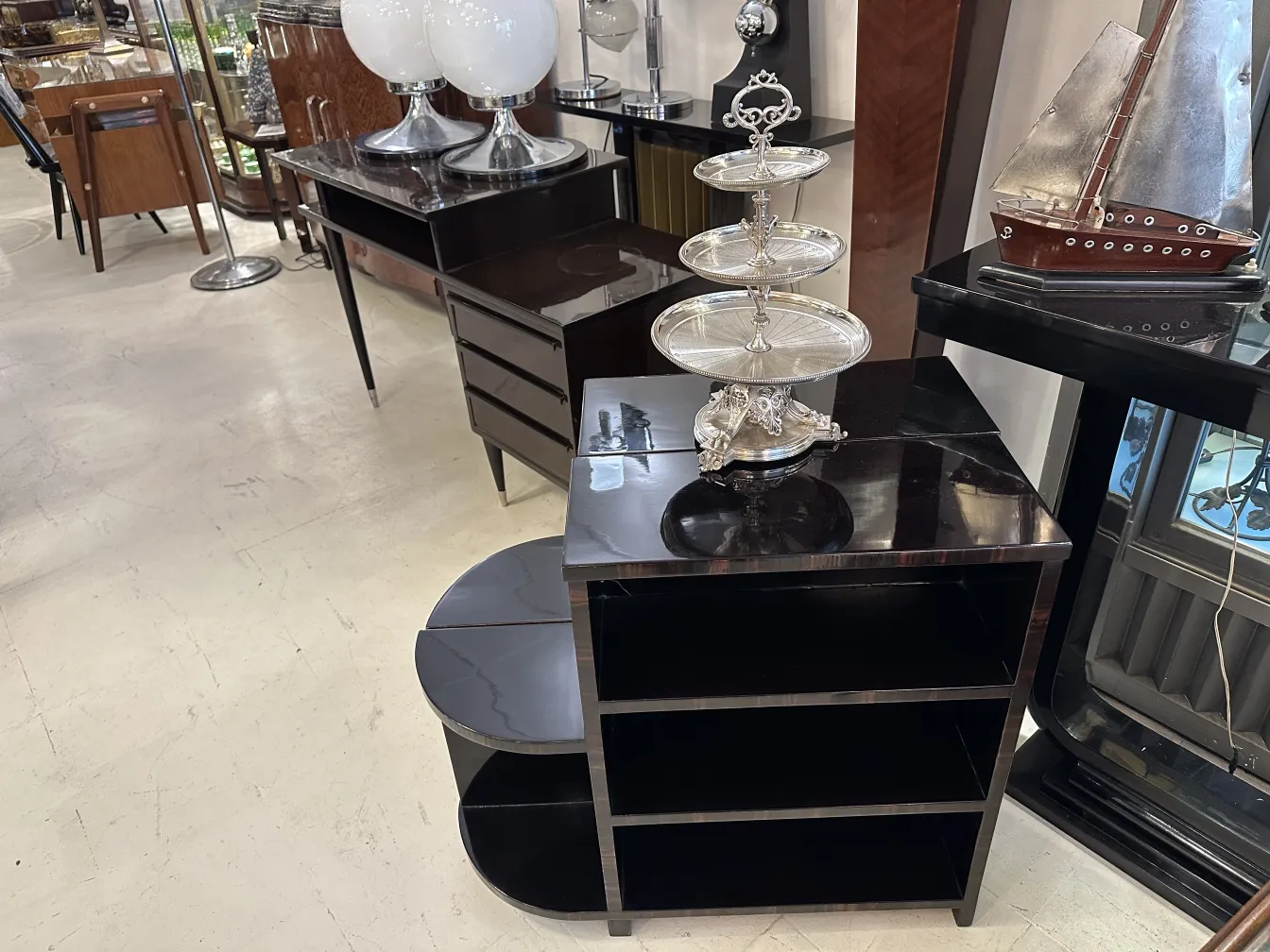 plato de masas antiguo, elegante y decorativo, en exhibición