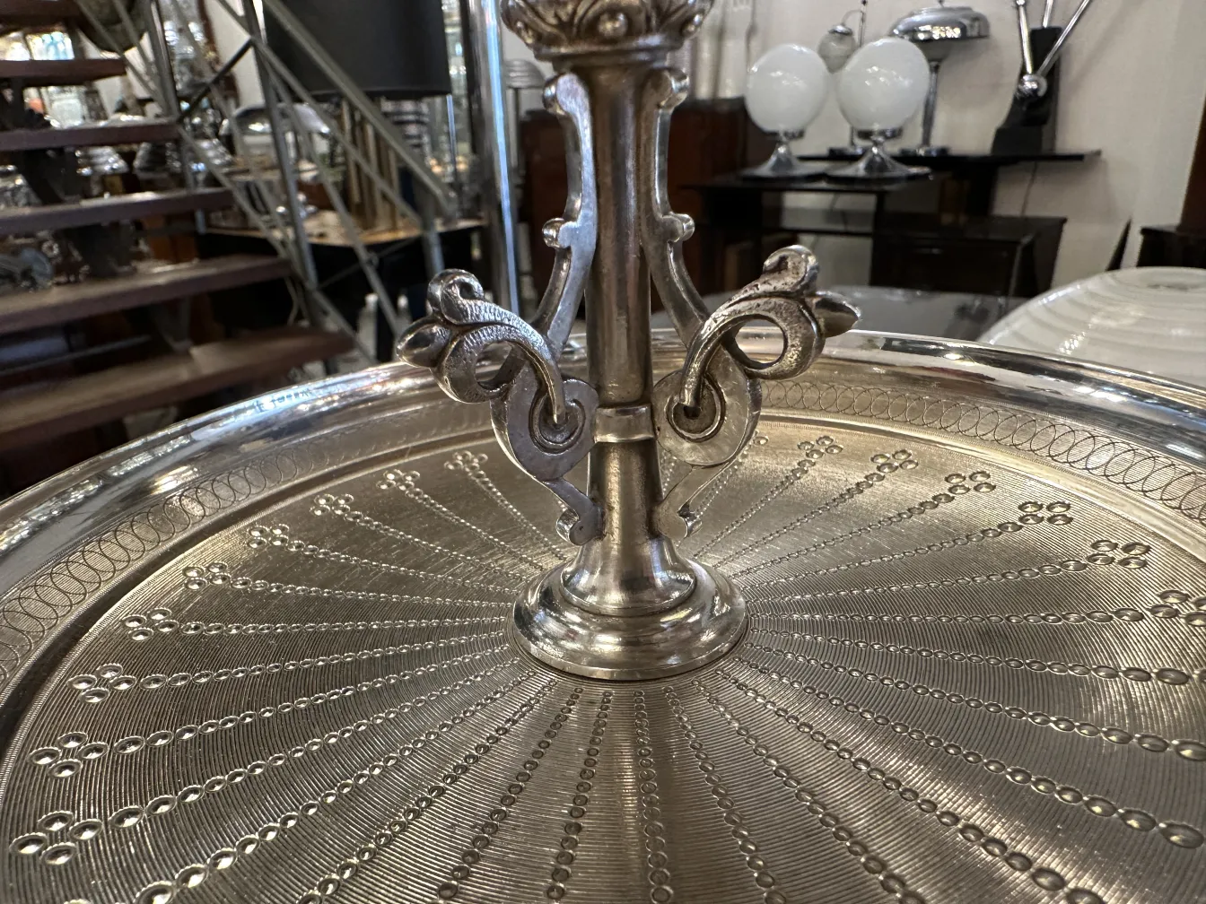 Plat à pâtisserie ancien avec un design raffiné, dans un décor vintage.