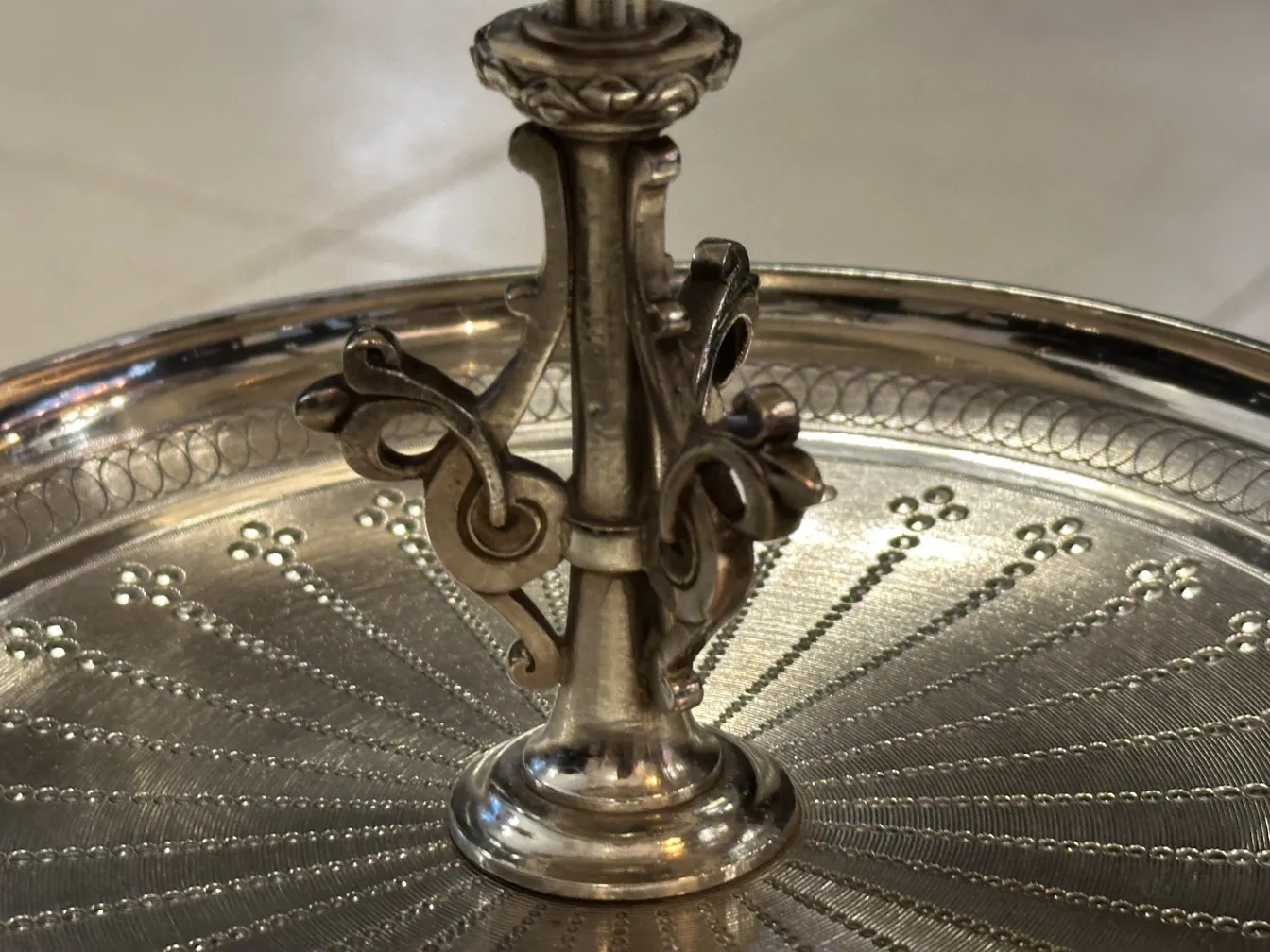 Plat à pâtisserie ancien avec design élégant à la base