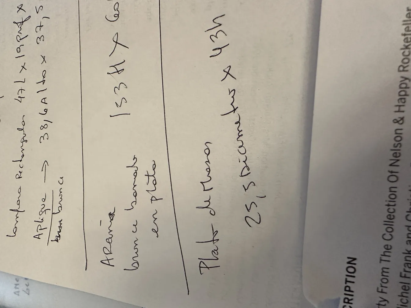 पुरानी पेस्ट्री प्लेट हल्की सतह पर प्रदर्शित।